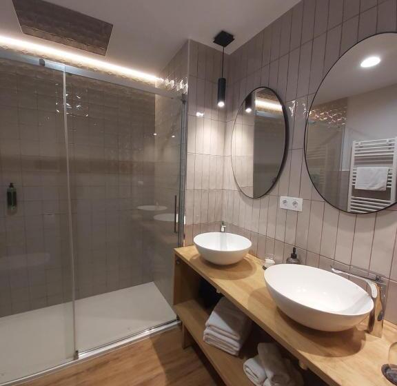 اتاق لوکس با تخت بزرگ, Habital Suites
