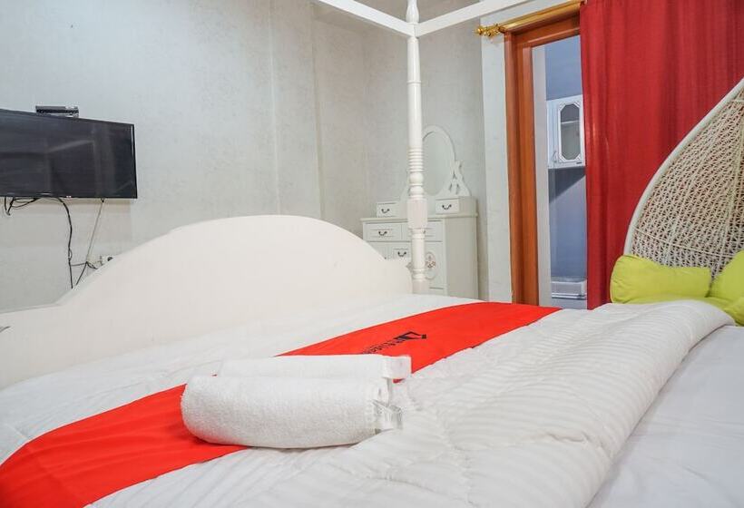 Номер Deluxe, Reddoorz Near Kemang Square