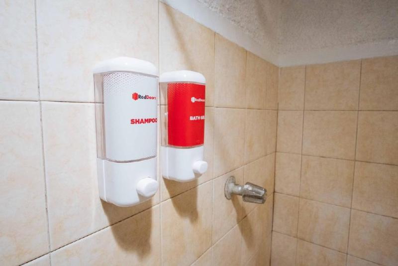 Номер Стандарт, Reddoorz @downtown Bacolod