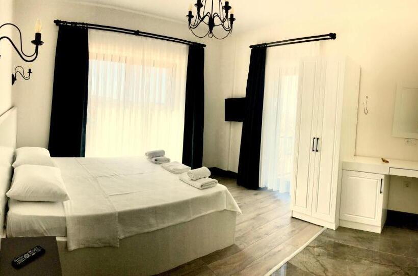 اتاق لوکس با بالکن و چشم‌انداز دریا, Victoria Hotel And Lounge