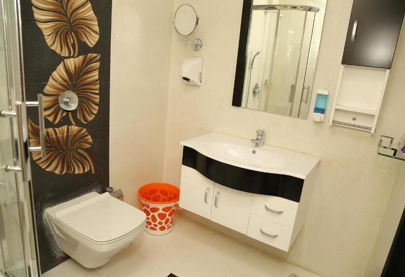 اتاق اکونومی, Beverly Villa