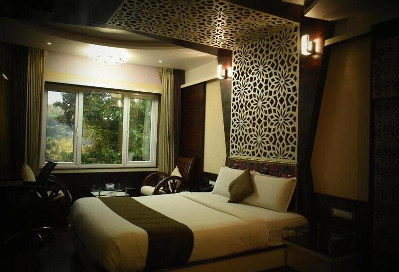 سوییت با چشم‌انداز کوه, Beverly Villa
