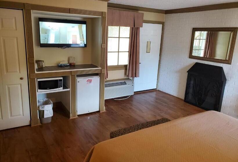 带大床的套房, Colonial House Motel