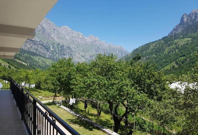 اتاق خانوادگی با چشم‌انداز کوه, Lazer çardaku Guesthouse
