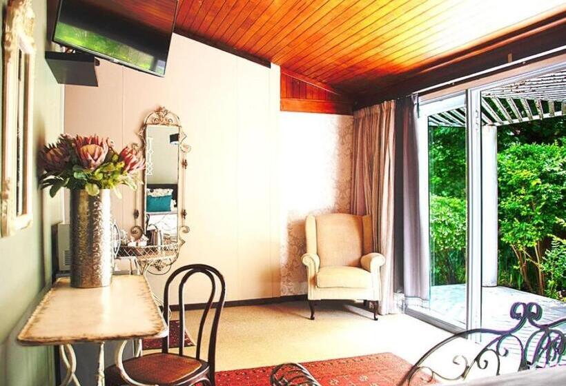 اتاق لوکس با چشم‌انداز استخر, Kroon Manor