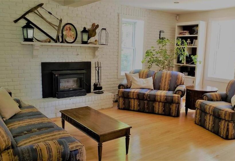 Люкс Вид на Бассейн, Auberge Du Vignoble Bromont