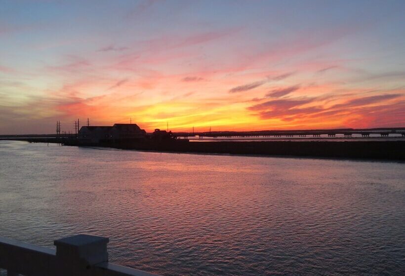 Президентский Люкс, Comfort Suites Chincoteague Island Bayfront Resort