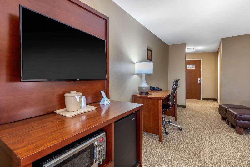 Номер Стандарт Адаптированный для Инвалидов, Holiday Inn Express Hotel & Suites Topeka North By Ihg