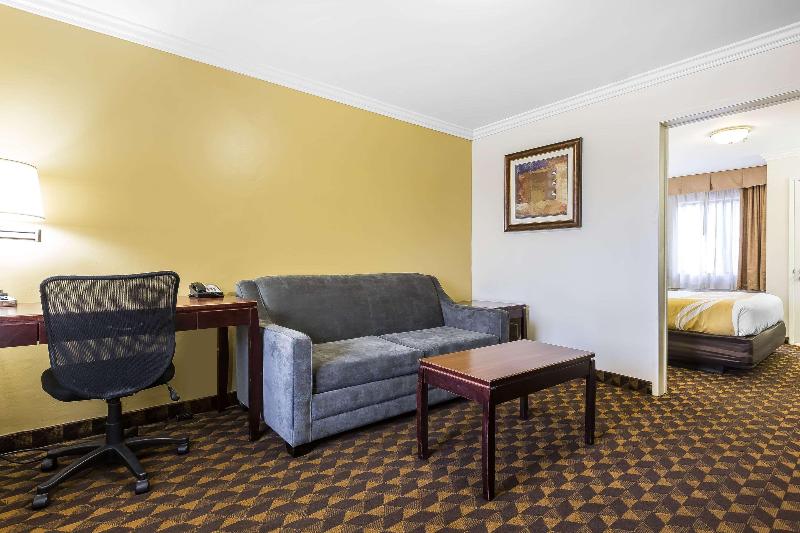Люкс Кровать Кинг, Quality Inn & Suites Los Angeles Airport  Lax