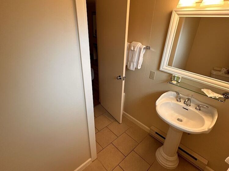 Номер Стандарт 2 Двуспальные Кровати, Astoria Crest Motel