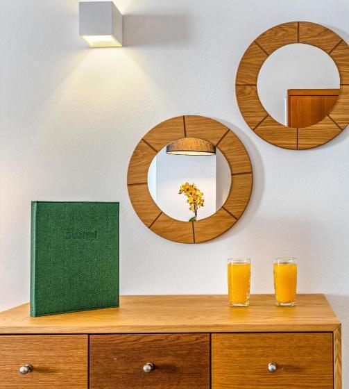 سوییت جونیور, Delfina Boutique