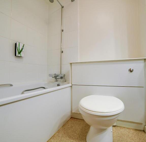 Четырехместный Номер Стандарт, Lakeside Haydock Hotel, St Helens