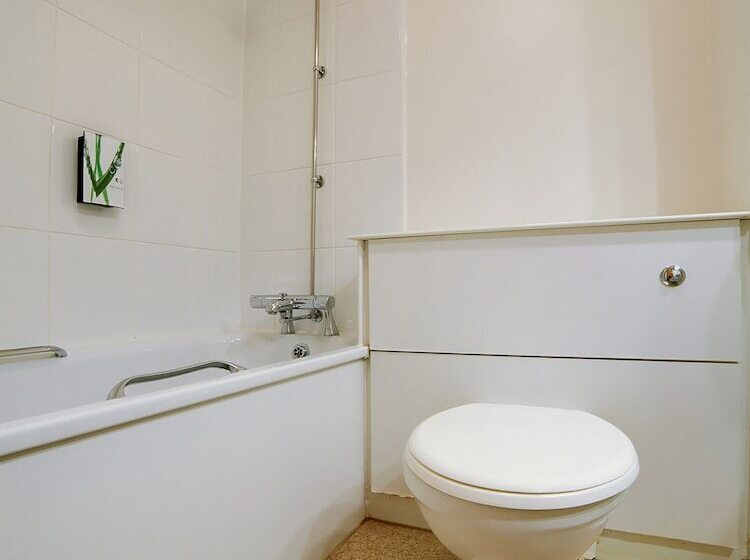 Четырехместный Номер Стандарт, Lakeside Haydock Hotel, St Helens