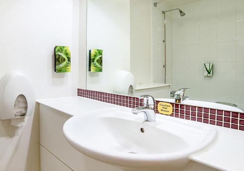 Четырехместный Номер Стандарт, Lakeside Haydock Hotel, St Helens