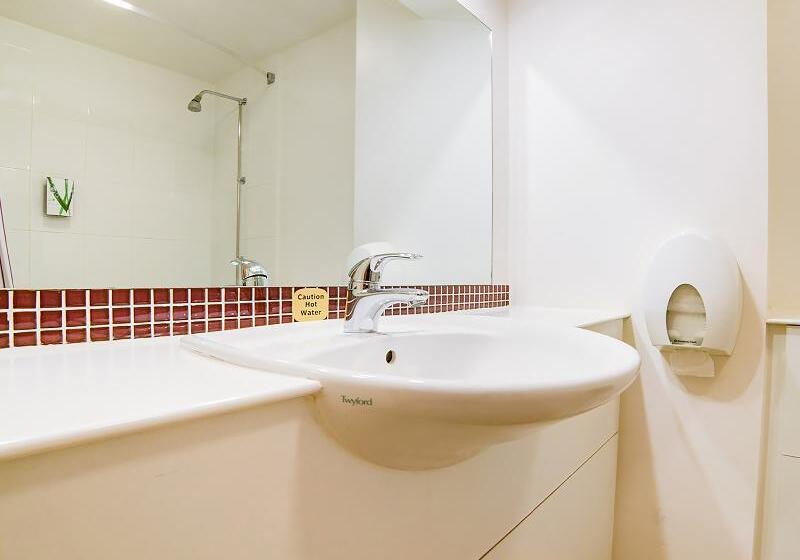 Номер Стандарт, Lakeside Haydock Hotel, St Helens