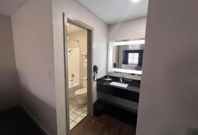 Номер Стандарт Адаптированный для Инвалидов, Days Inn & Suites By Wyndham   Canton First Monday Trade Days
