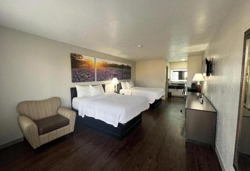 Номер Стандарт, Days Inn & Suites By Wyndham   Canton First Monday Trade Days