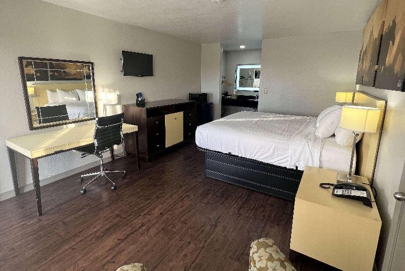 Стандартный Номер Кровать Кинг, Days Inn & Suites By Wyndham   Canton First Monday Trade Days