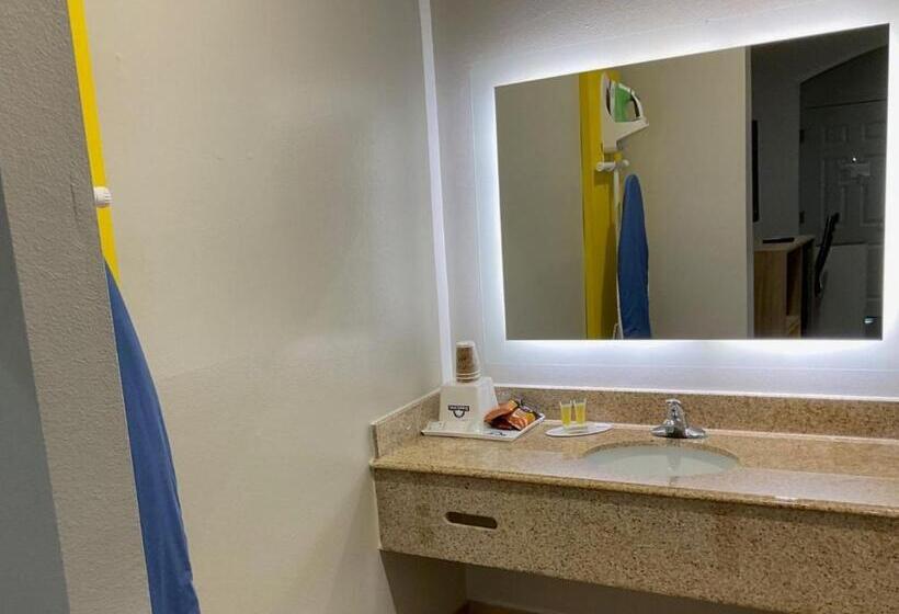 キングサイズベッドのスイートルーム, Days Inn By Wyndham Humble/houston Intercontinental Airport
