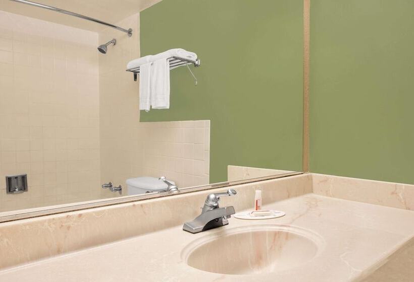 חדר סטנדרט שתי מיטות זוגיות, Super 8 By Wyndham Grand Prairie North