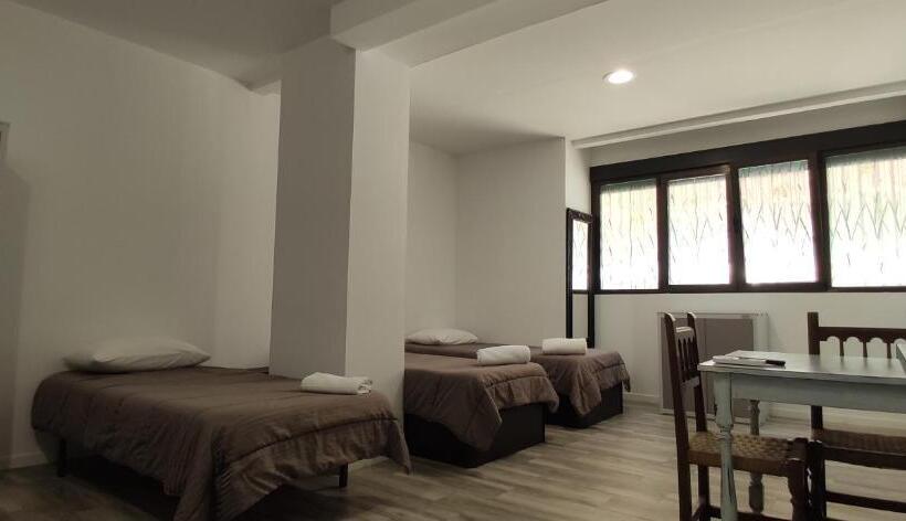 اتاق استاندارد سه نفره, Palafox 23