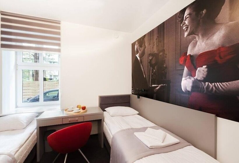 اتاق استاندارد با سرویس بهداشتی مشترک, Cinema Hostel