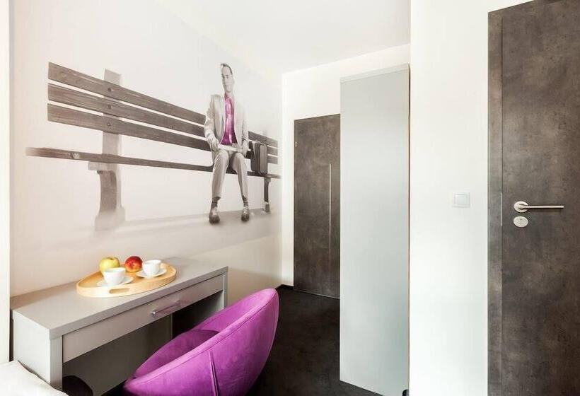اتاق استاندارد سه نفره, Cinema Hostel