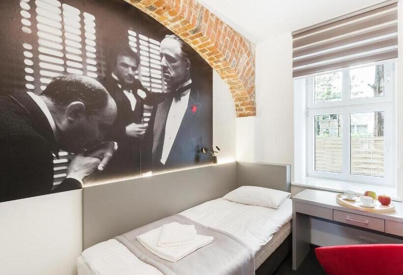 اتاق استاندارد با سرویس بهداشتی مشترک, Cinema Hostel
