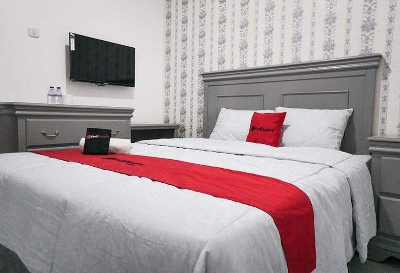Номер Economy, Reddoorz Plus @ Tlogomas