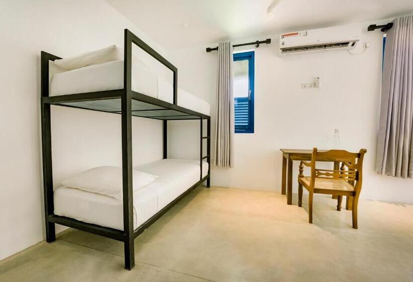 Quarto Familiar, Urchin Unawatuna