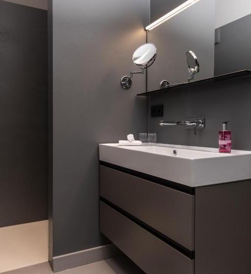 １ベッドルームアパートメント, Going Triple A Apartments East
