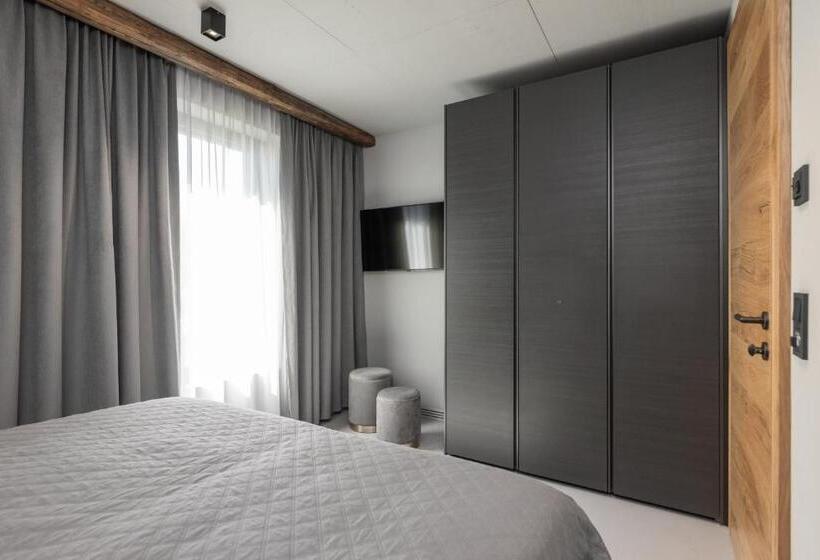 テラスつきの２ベッドルームアパートメント, Going Triple A Apartments East