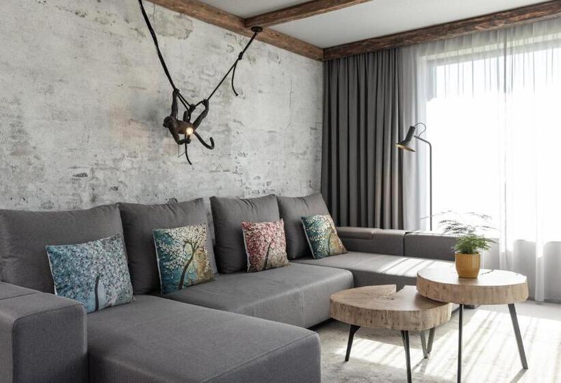 テラスつきの２ベッドルームアパートメント, Going Triple A Apartments East