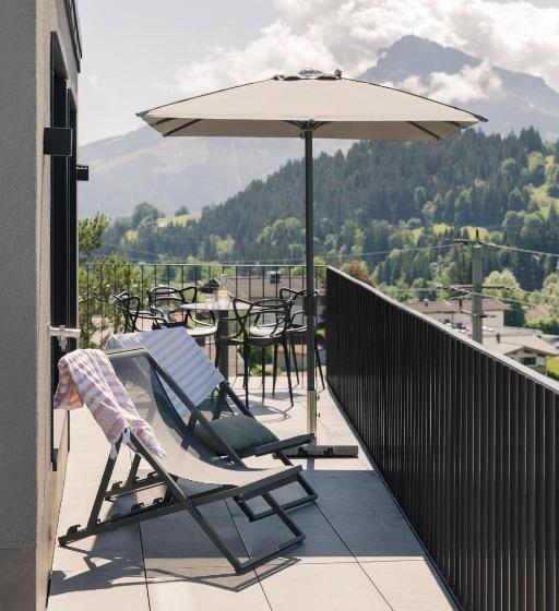 テラスつきの２ベッドルームアパートメント, Going Triple A Apartments East