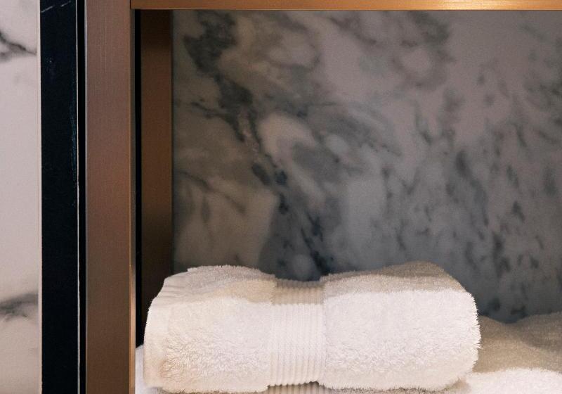 家庭间, Page8, Page Hotels