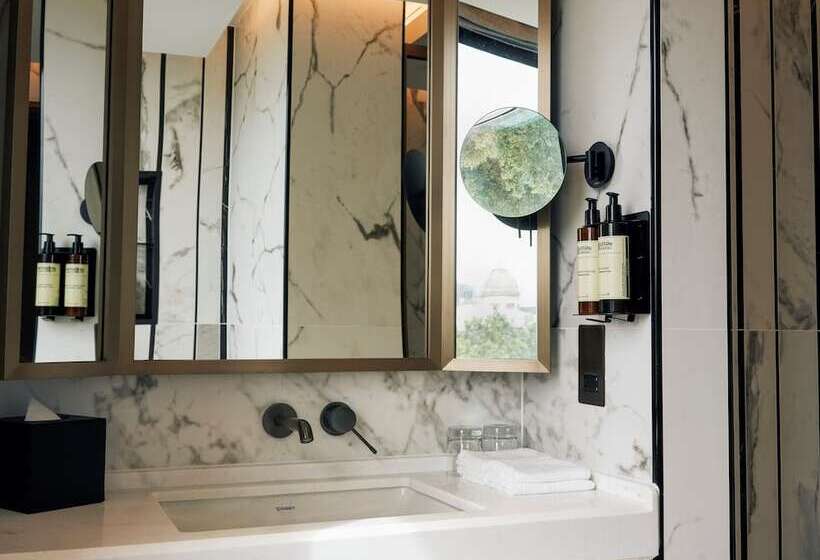 家庭间, Page8, Page Hotels