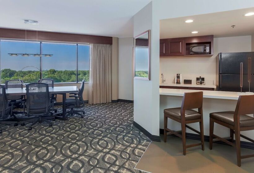 スイート, Embassy Suites By Hilton Dallas Love Field
