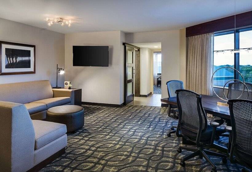 スイート, Embassy Suites By Hilton Dallas Love Field