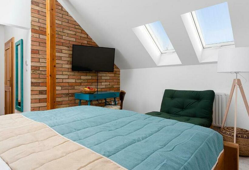 Standard Triple Room, Burina Residence