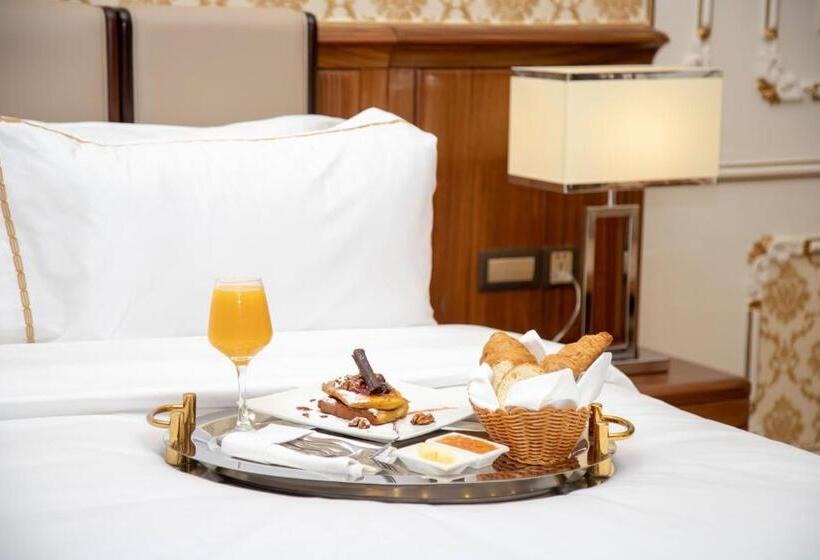 اتاق لوکس با تخت بزرگ, Royal Swiss Lahore