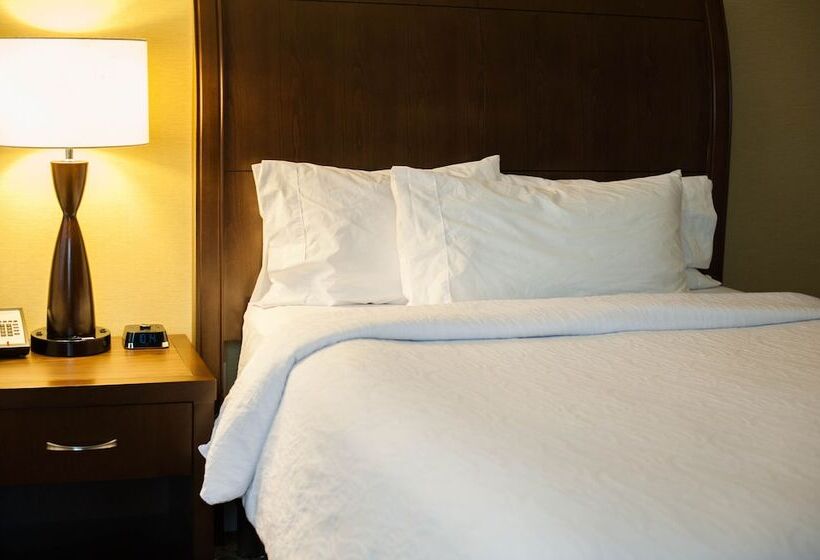 Standard Studio Double Bed, Hampton Inn Hazleton