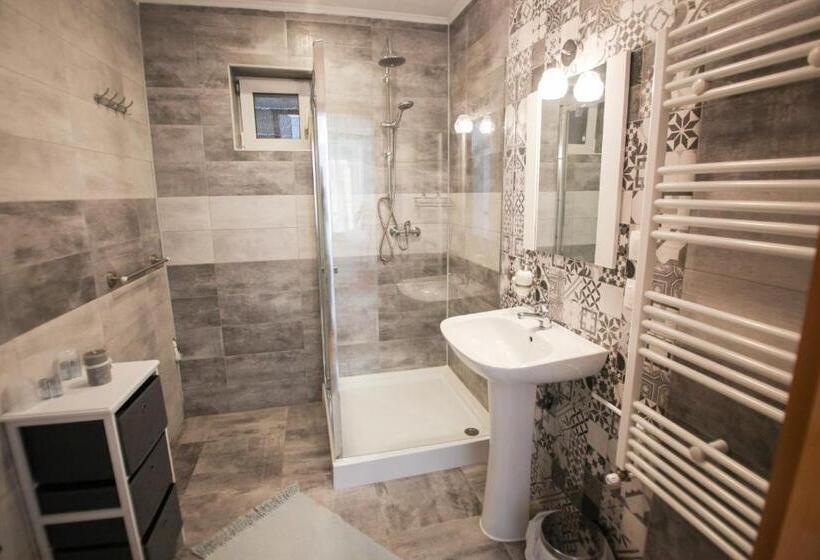 غرفة عائلية, Casa Cu Usi   House Of Doors