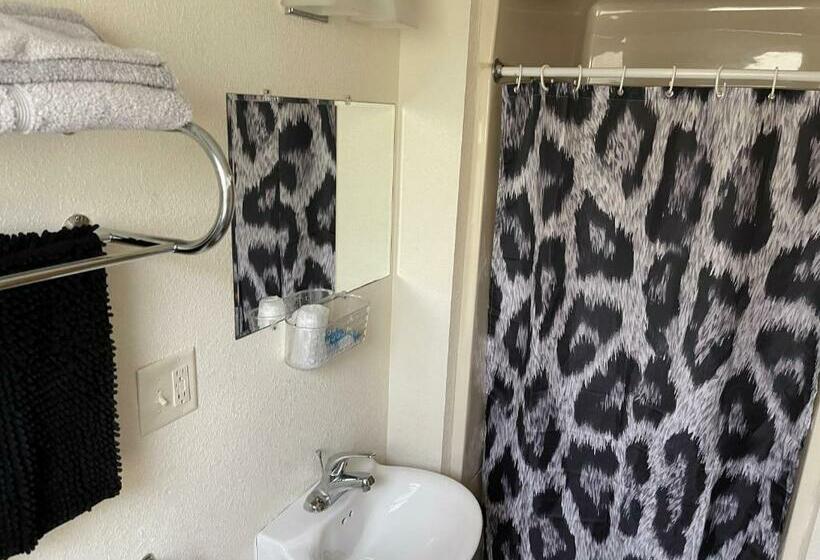 Номер Стандарт, Highland Court Motel