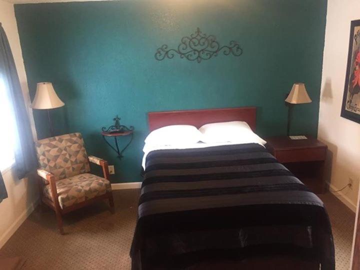 Номер Стандарт, Highland Court Motel