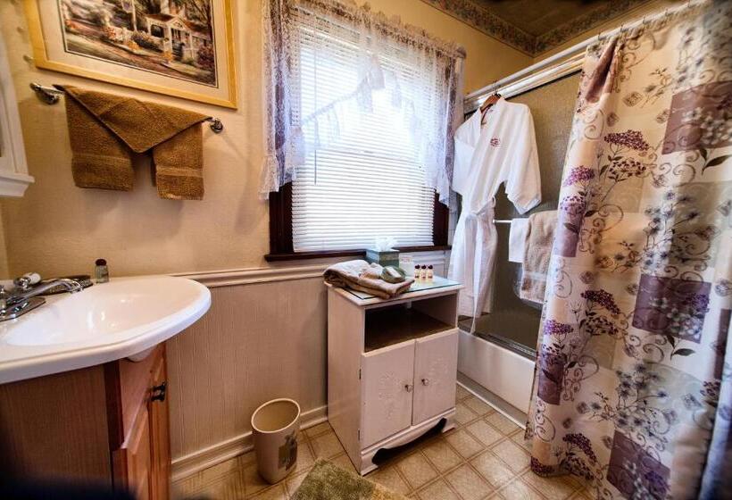 Deluxe Suite King Bed, Holden House 1902 Bed & Breakfast Inn