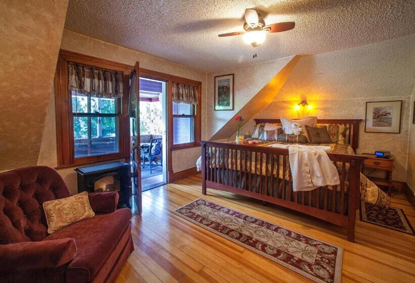 Deluxe Suite King Bed, Holden House 1902 Bed & Breakfast Inn