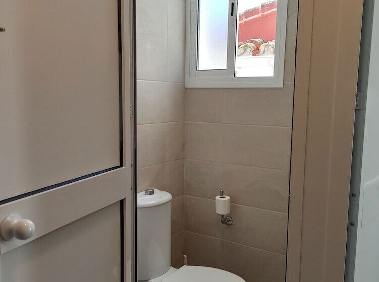 Кровать в Общей Комнате, Vivian S Guest House