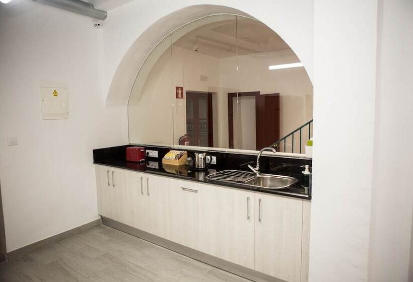 Семейный Номер, Vivian S Guest House