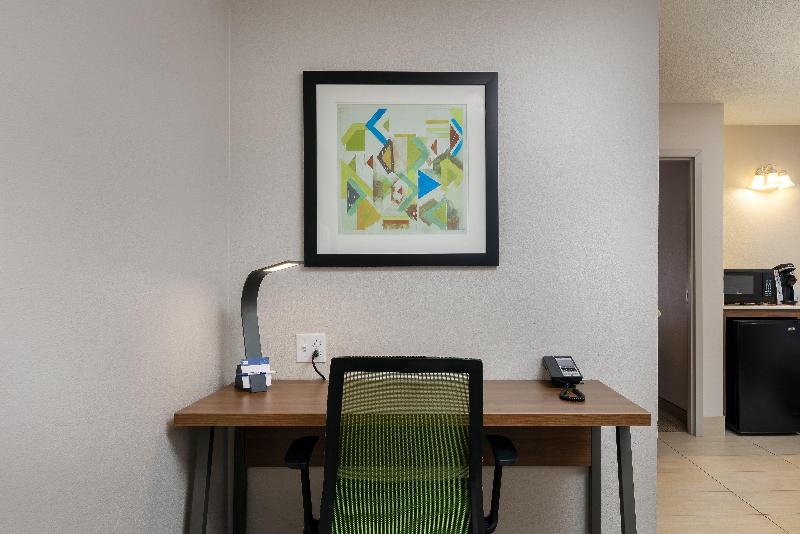 סוויטה מותאמת לאדם עם מוגבלויות, Holiday Inn Express & Suites Milton East I 10, An Ihg