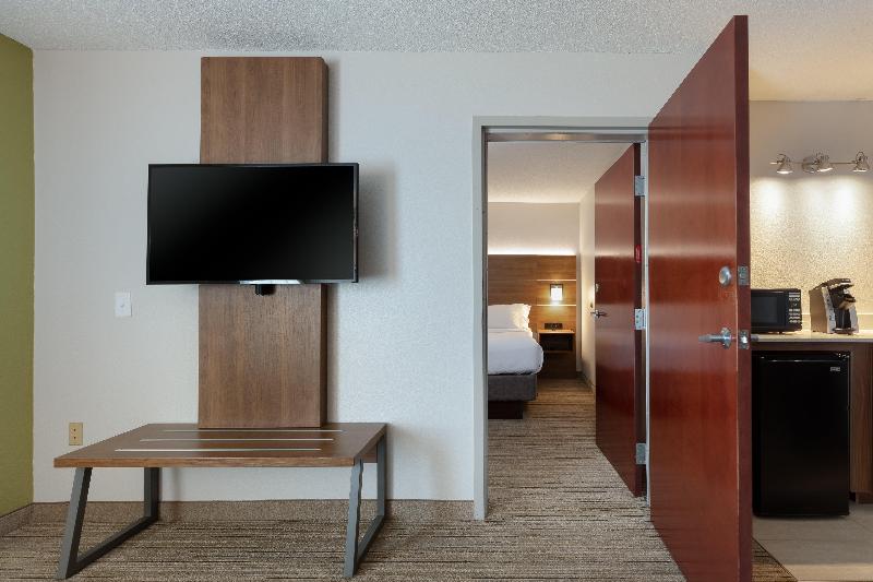 מיטת קינג בסוויטה, Holiday Inn Express & Suites Milton East I 10, An Ihg